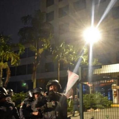 PM agride estudantes durante ocupação da reitoria da USP