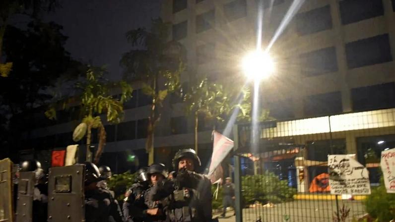 PM agride estudantes durante ocupação da reitoria da USP