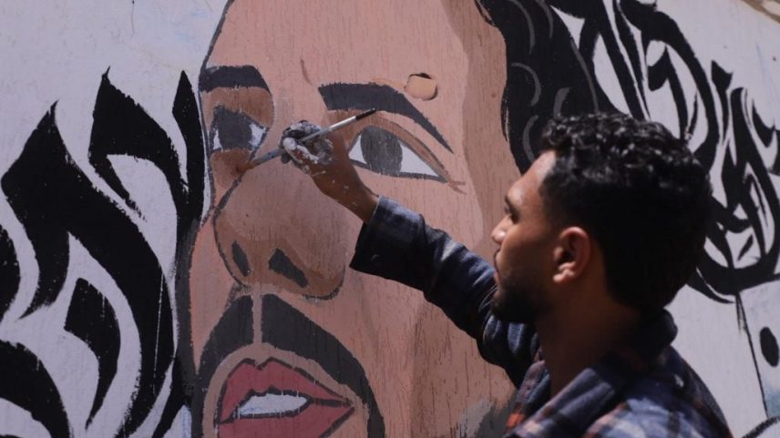 O artista Obeil Al Qarshali durante o processo de pintura de homenagem a Thiago Ávila em Gaza – Foto: Mohamed Ahmed