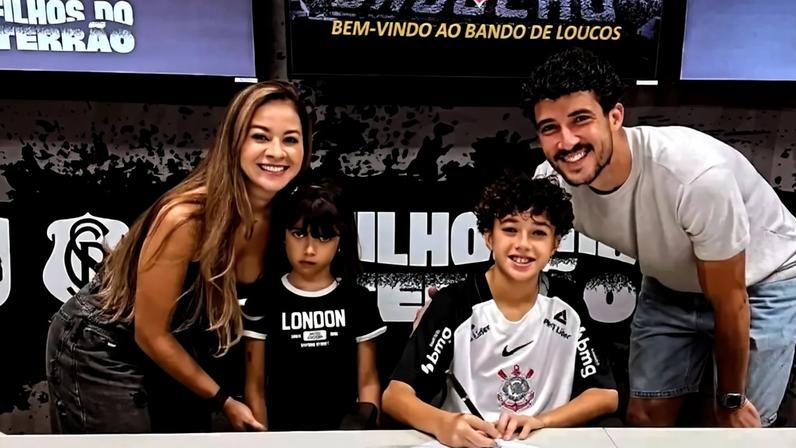 Filho de 11 anos do zagueiro Gustavo Henrique assina com o Corinthians