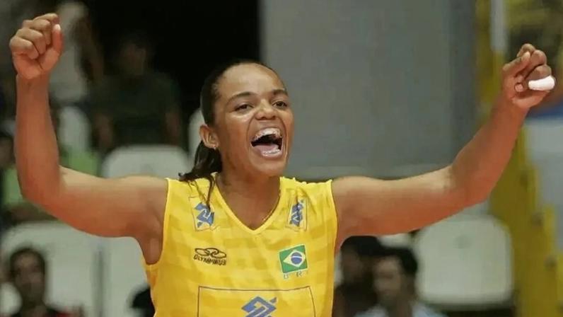 Sassá em ação pela Seleção Brasileira Feminina de Vôlei