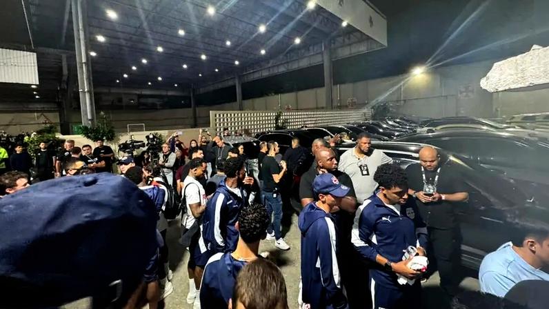 Jogadores do Bragantino tem saída "barrada" por questões de segurança (Foto: Fernanda Gondim/Lance)
