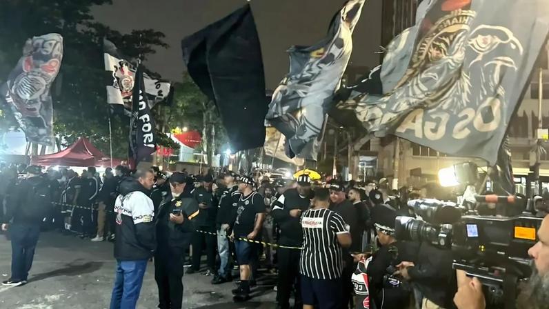 Torcida do Corinthians protesta em frente ao Parque São Jorge (Foto: Guilherme Lesnok/LANCE!)