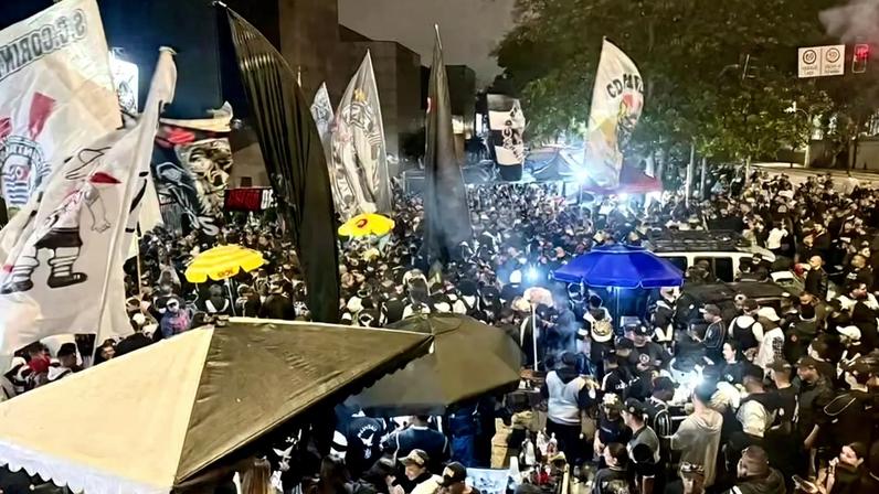 Torcida do Corinthians comemora expulsão de Andrés Sánchez