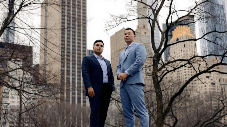 Felipe Sinisterra e Dave Wang, fundadores da Wall Street Prompt que oferece treinamento em IA para executivos (Foto: Jose A. Alvarado Jr./Bloomberg)