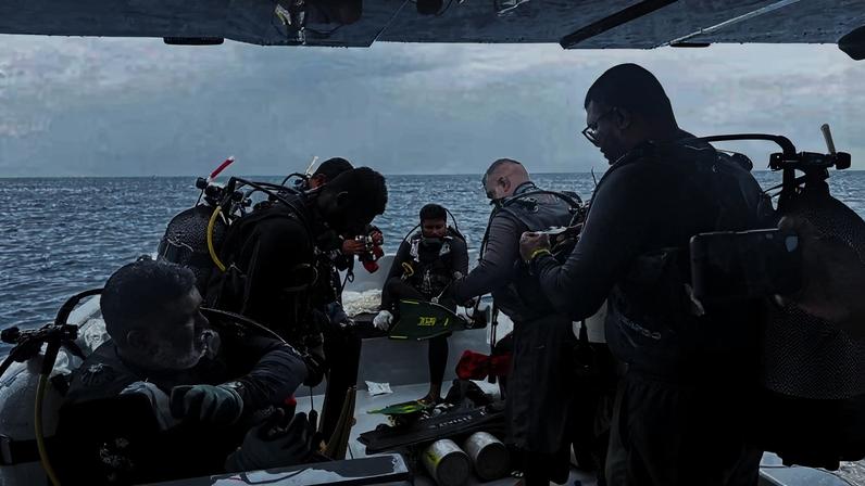 Miembros del equipo de rescate de los submarinistas se preparaban este sábado para la búsqueda de los desaparecidos.