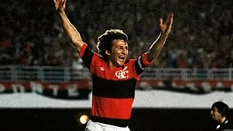 Zico comemorando gol pelo Flamengo no Maracanã (Foto: Reprodução / Twitter)