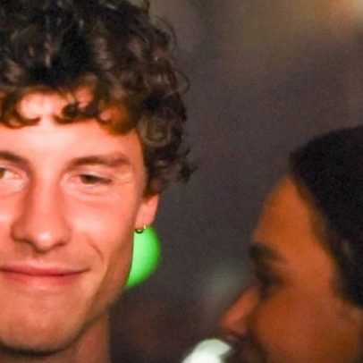 Bruna Marquezine e Shawn Mendes pousam juntos; anel chama atenção