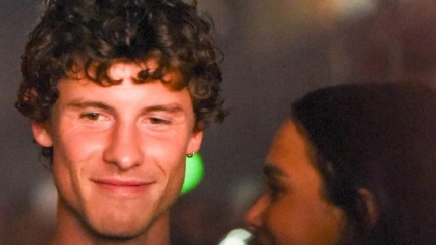 Bruna Marquezine e Shawn Mendes pousam juntos; anel chama atenção