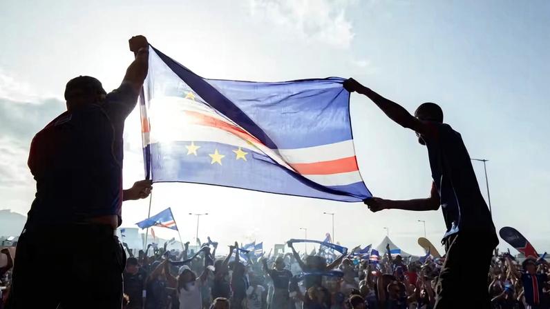 Torcedores comemoram em Cabo Verde a classificação do país para a Copa de 2026 — Foto: QUEILA FERNANDES / AFP