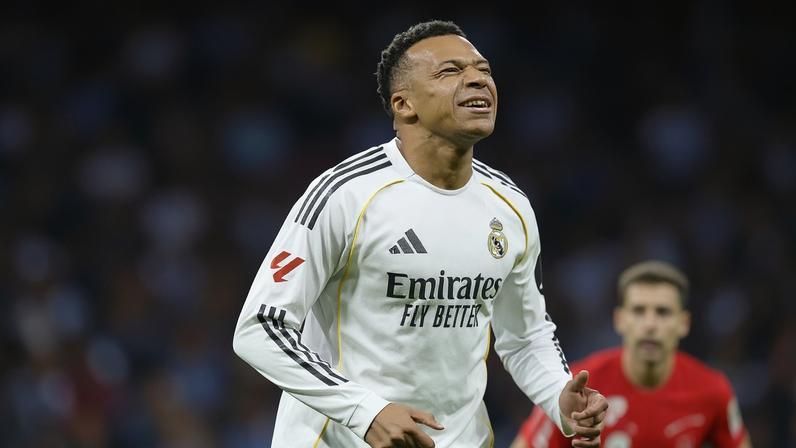 Mbappé em ação com a camisa do Real Madrid — Foto: AFP