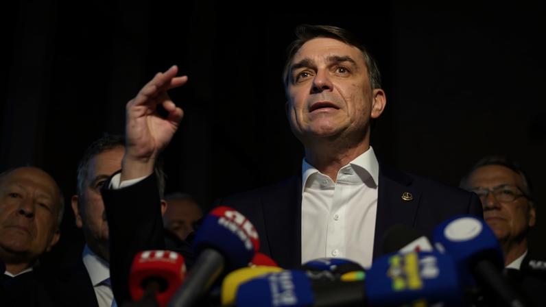 Depois de dizer que não tinha relação com Daniel Vorcaro, Flávio Bolsonaro admite no dia 20 de maio de 2026 visita ao banqueiro após a 1ª prisão do dono do Master — Foto: Sérgio Lima/AFP