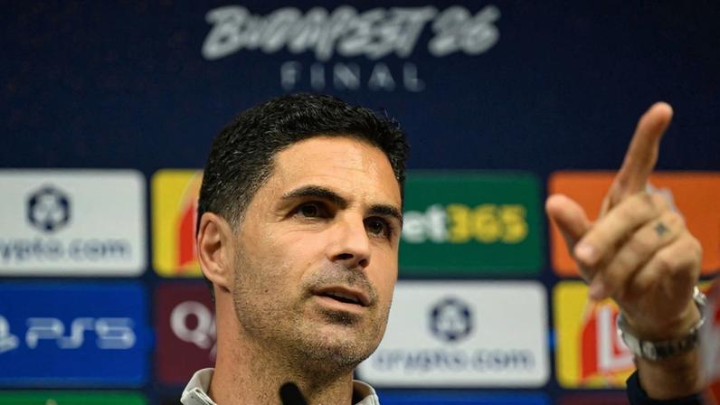 Técnico do Arsenal, Mikel Arteta dá entrevista coletiva antes da final da Champions League — Foto: AFP