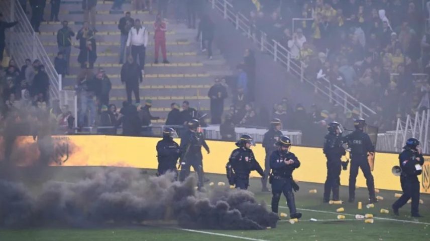 Jogo do Campeonato Francês é adiado após invasão de campo e sinalizadores