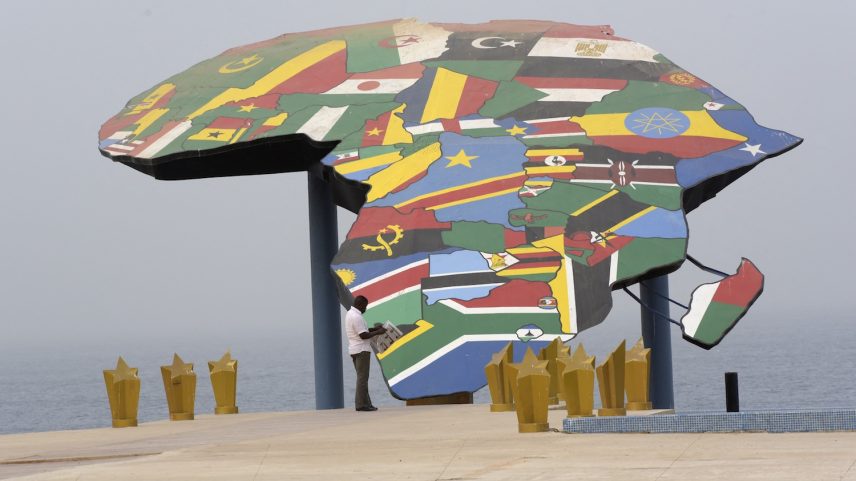 Imposto burocrático sobre a política africana gera debate