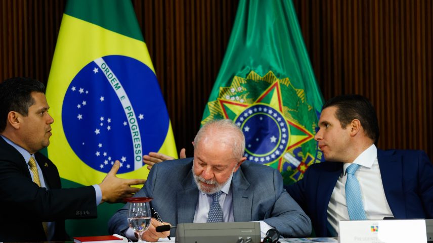Lula entre Davi Alcolumbre (União Brasi-AP)(e) e Hugo Motta (Republicanos- PB) em 21/05/2025 — Foto: Wilton Junior/Estadão Conteúdo