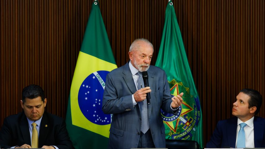 O presidente da República, Luiz Inácio Lula da Silva (PT)(c), entre os presidentes do Senado, Davi Alcolumbre (União Brasi-AP)(e), e da Câmara dos Deputados, Hugo Motta (Republicanos- PB), durante a cerimônia de assinatura da medida provisória da reforma do setor elétrico, no Palácio do Planalto, em Brasília (DF), nesta quarta-feira, 21 de maio de 2025. Pelas regras propostas, beneficiários da Nova Tarifa Social de Energia não vão pagar contas de luz com faixa de consumo de até 80 kWh. A mudança foi anunciada pelo Ministério de Minas e Energia (MME). — Foto: Wilton Junior/Estadão Conteúdo