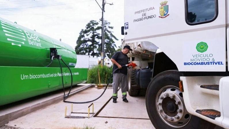 Funcionário municipial abastece caminhão com o biocombustível BeVant, produzido pela Be8, em Passo Fundo, Rio Grande do Sul