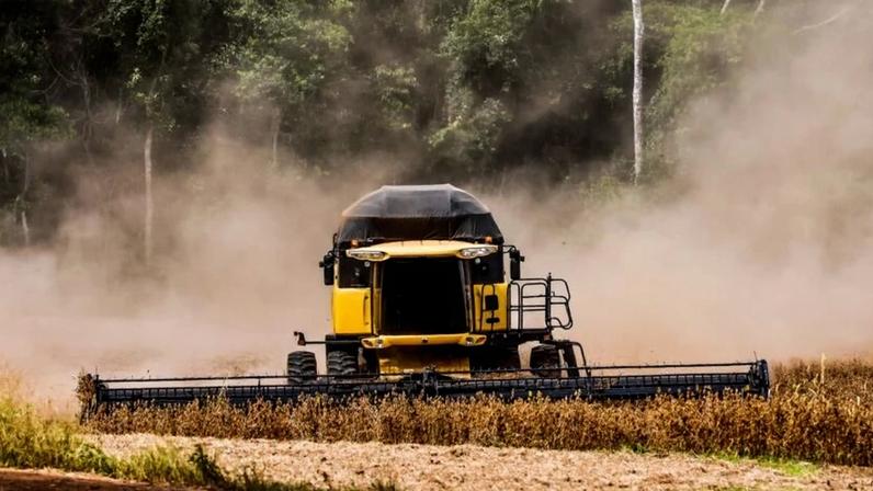 Colheitadeira em operação no campo
