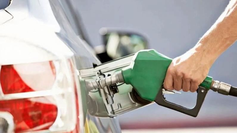 Abastecimento de carro em posto de combustível