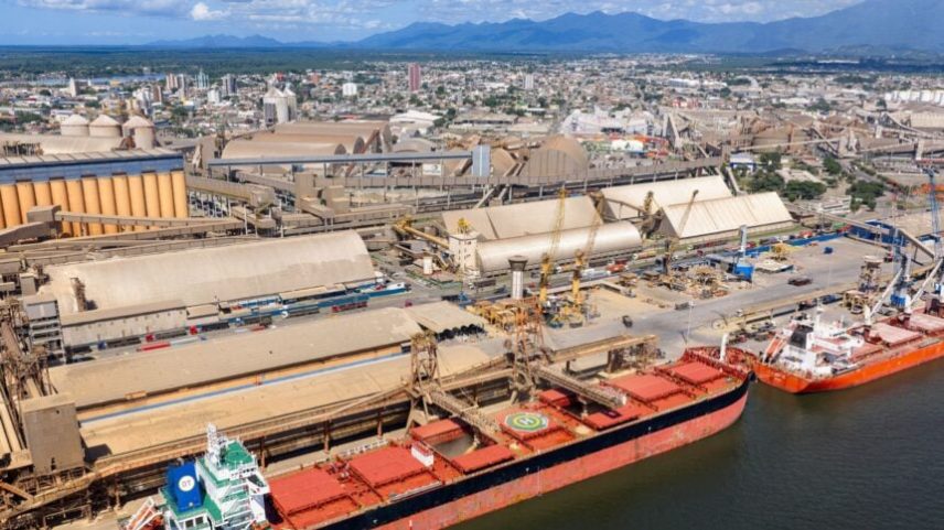Uma visão de drone mostra um navio graneleiro no porto de Paranaguá, Paraná