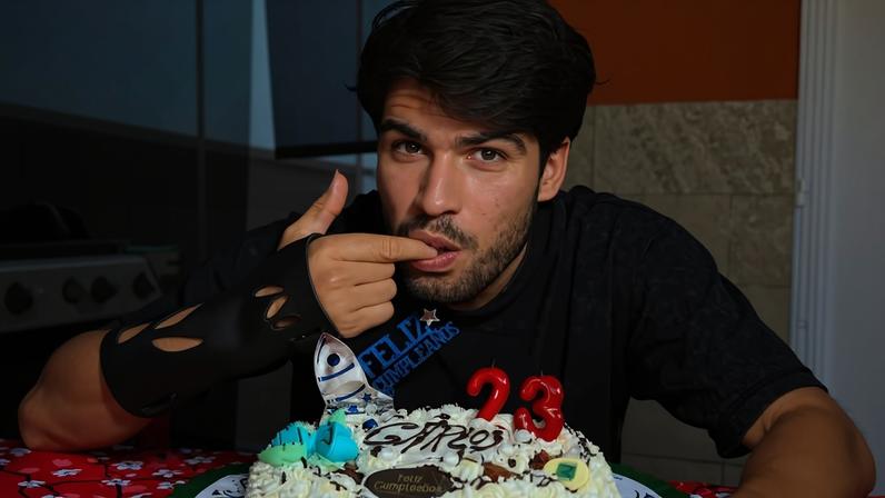 Alcaraz, afastado por lesão, celebra aniversário em casa