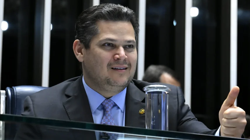 Alcolumbre promulga liberação de repasses a municípios no ano eleitoral