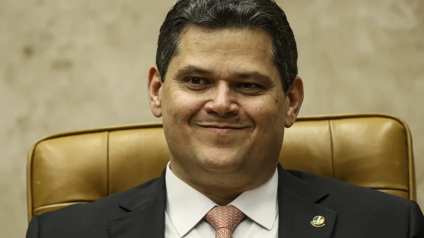 Dino interrompe ação contra Alcolumbre por suspeita de rachadinha