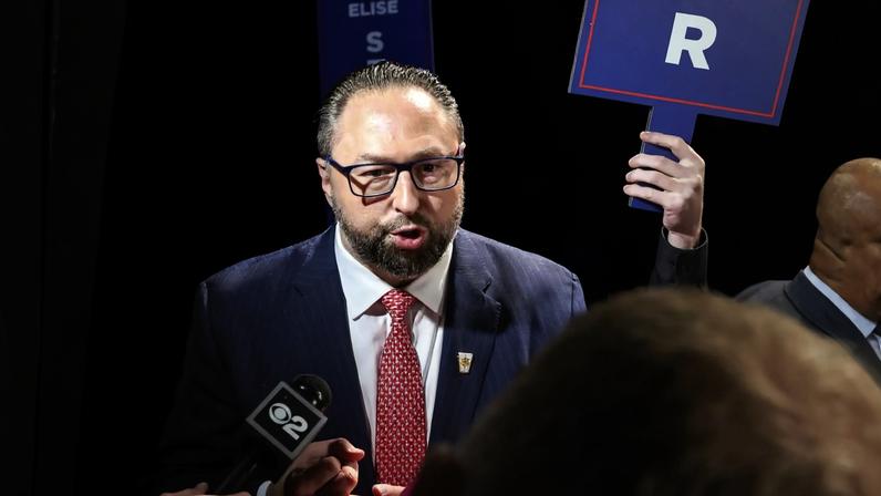 Jason Miller durante debate presidencial em 2024 (Foto: SARAH YENESEL/EFE/EPA)