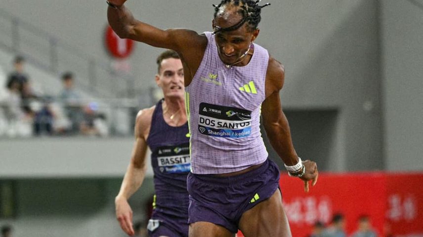 Alison dos Santos cruza a linha de chegada na etapa de Xangai da Diamond League (Foto: HECTOR RETAMAL / AFP)