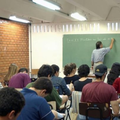 Metade de docentes formados em EAD tem desempenho insuficiente