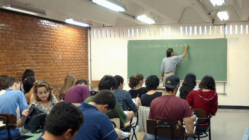 Metade de docentes formados em EAD tem desempenho insuficiente