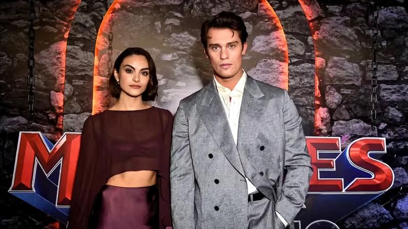 Nicholas Galitzine e Camila Mendes — Foto: Andy Santana / Brazil News