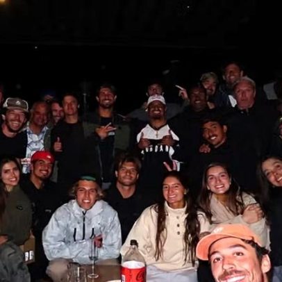 Surfistas brasileiros celebram aniversário de Yago Dora em etapa da WSL