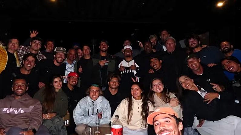 Surfistas brasileiros se reúnem para comemorar aniversário de 30 anos de Yago Dora — Foto: Reprodução