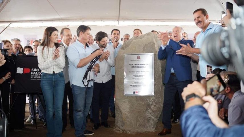 Ao lado do deputado André do Prado, governador Tarcísio de Freitas inaugura pedra fundamental de futura AME Jaú