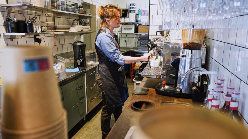 Cafeteria liderada por IA enfrenta crise após erros inusitados