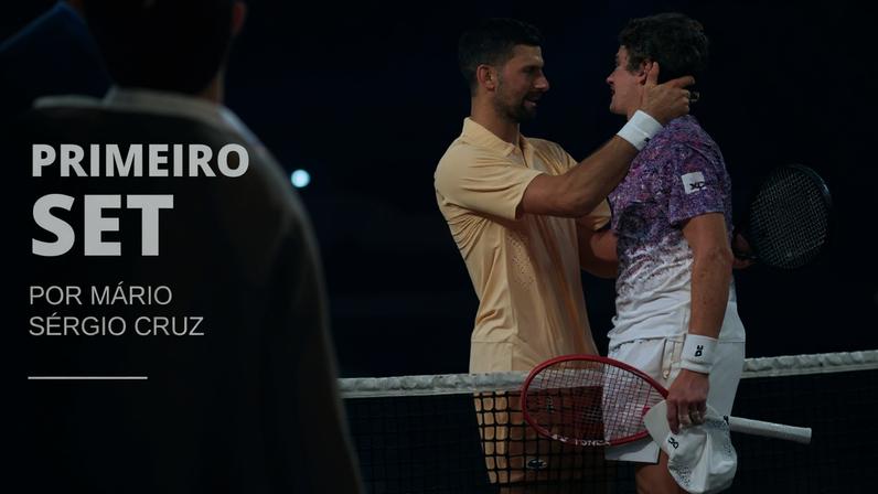 Novak Djokovic e João Fonseca (Foto: Clément Mahoudeau/FFT)
