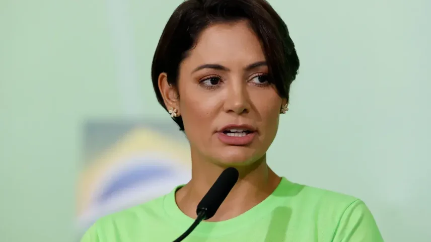 Michelle Bolsonaro repercute ofensas de Ciro Gomes a Jair Bolsonaro em vídeo antigo.