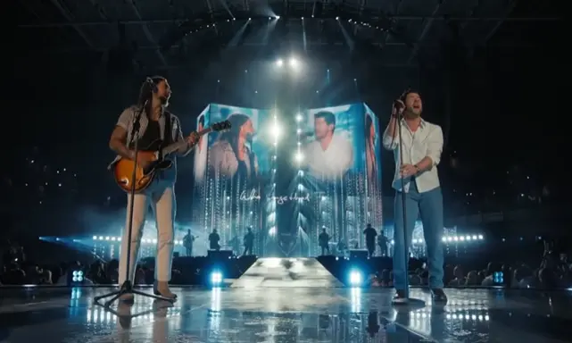 Brandon Lake e Nick Jonas durante a gravação do single sobre jornada espiritual.