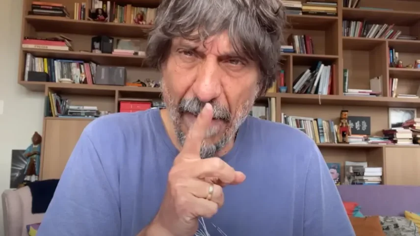 Jornalista Eduardo Bueno indiciado por declarações discriminatórias contra evangélicos.
