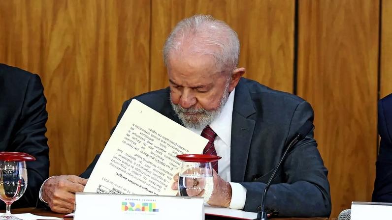 Presidente Lula veta lei que considera estágio como experiência para concursos públicos.