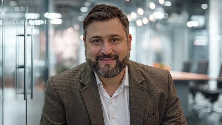 Rodrigo Abreu é formado em Engenharia de Produção pela UFF, Mestre em Engenharia de Produção (UFF) e MBA em Marketing (FGV) -