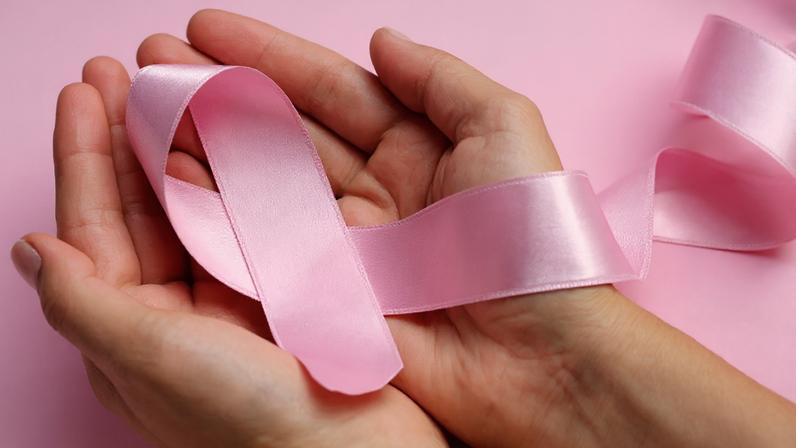 Exame genético no SUS identifica mutações relacionadas ao câncer de mama hereditário.
