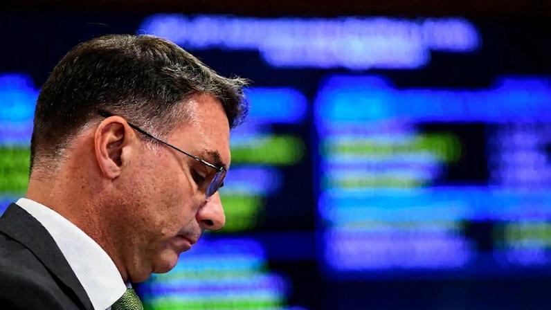 Pesquisa AtlasIntel/Bloomberg mostra crescimento da vantagem de Lula sobre Flávio Bolsonaro em cenário de segundo turno para 2026.