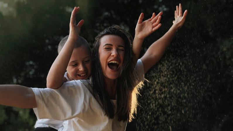 Mães adotam a tendência Beta Mom, abandonando o controle excessivo sobre os filhos.