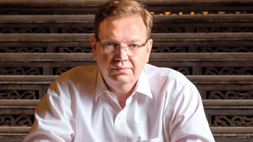 William Douglas é Professor de Direito Constitucional, Mestre em Estado e Cidadania (UGF), pós-graduado em Políticas Públicas e Governo (EPPG/COPPE/UFRJ) -