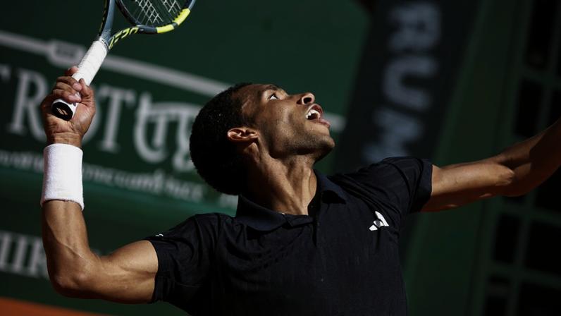 Aliassime vira jogo, marca ponto decisivo e avança à terceira rodada