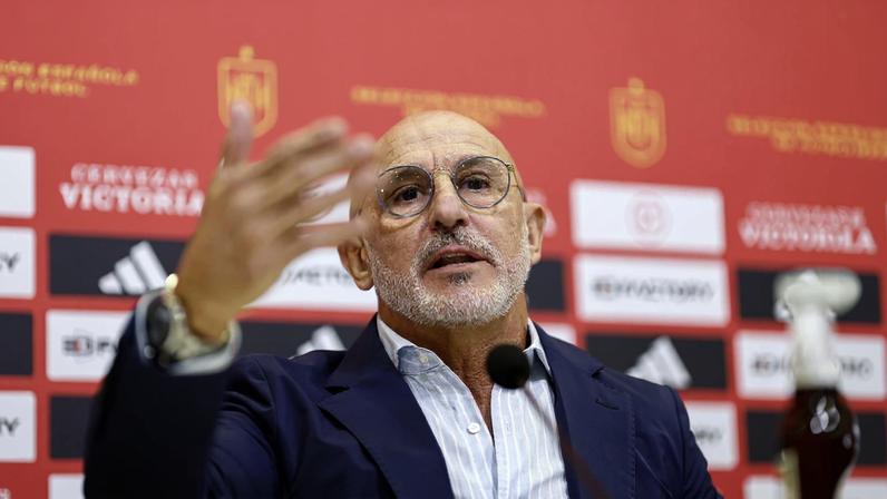 Luis de la Fuente em coletiva de imprensa da seleção da Espanha — Foto: Pierre-Philippe Marcou / AFP