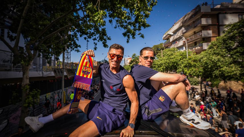 Goleiro do Barcelona fuma cigarro eletrônico em desfile de celebração de títulos